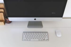 Ghid practic pentru organizarea eficientă a spațiului de lucru acasă