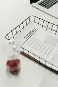 Cum să îți îmbunătățești organizarea timpului pentru o zi productivă și relaxantă